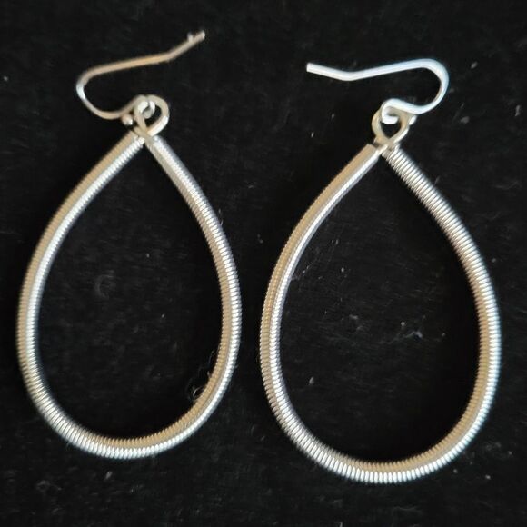 Silver Tone Fashion Jewelry teardrop dangle earring. - Picture 2 of 3